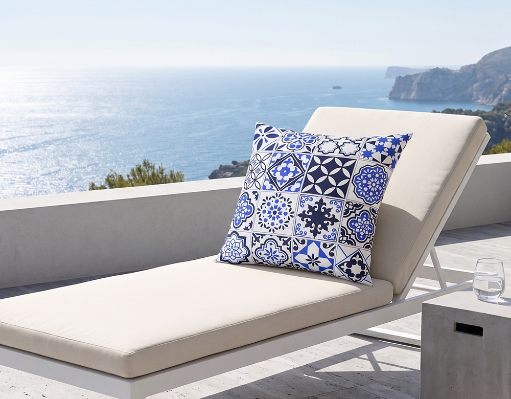 BLUE AND WHITE MIX PILLOW - Image 2